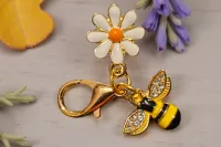 bee and daisy zipper charm